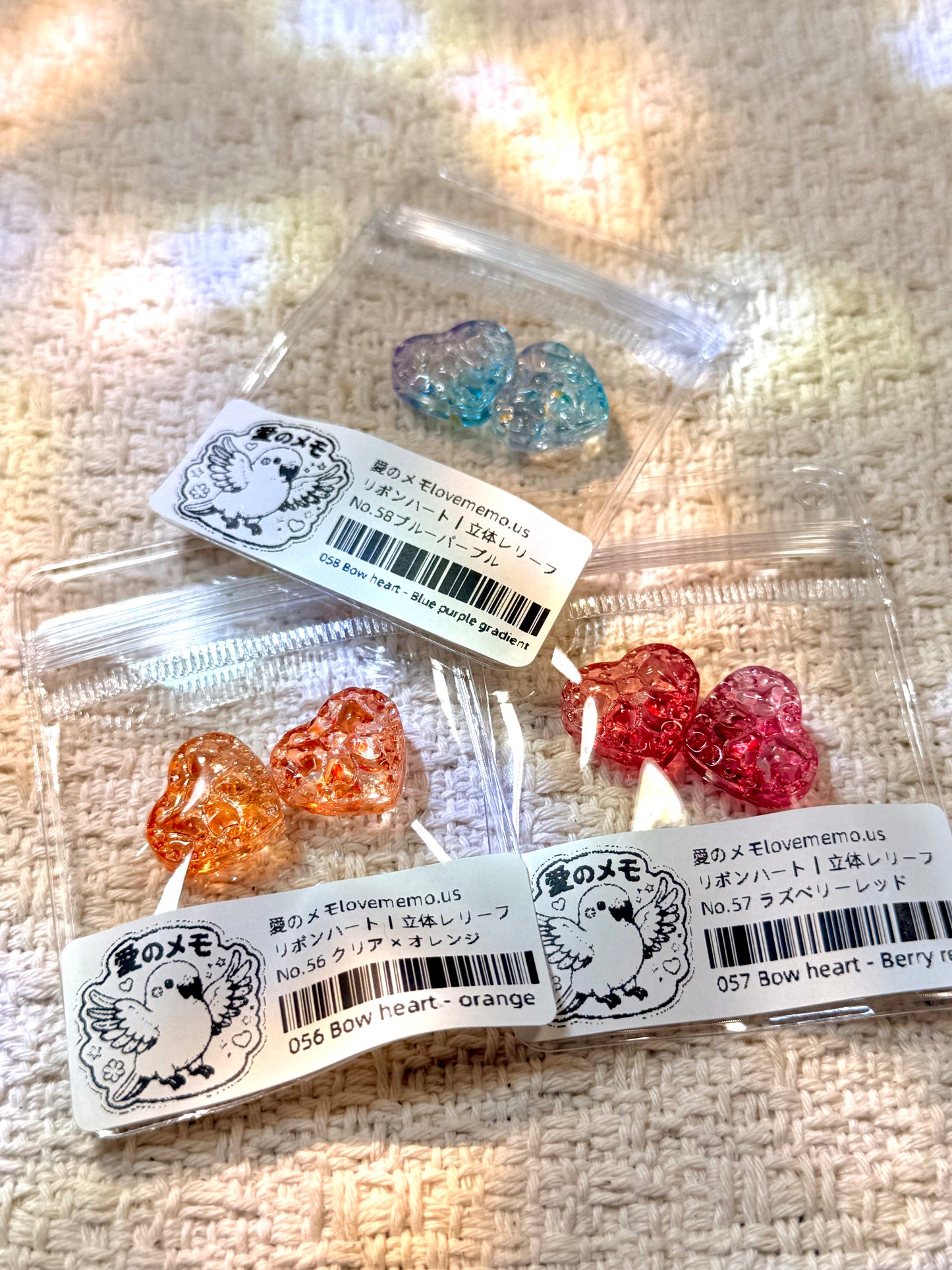 愛のメモ|リボンハート|立体レリーフ加工ビーズ|2粒入り(全3色)ビーズ、材料セット、ペンダン、チャーム、ハンドメイド