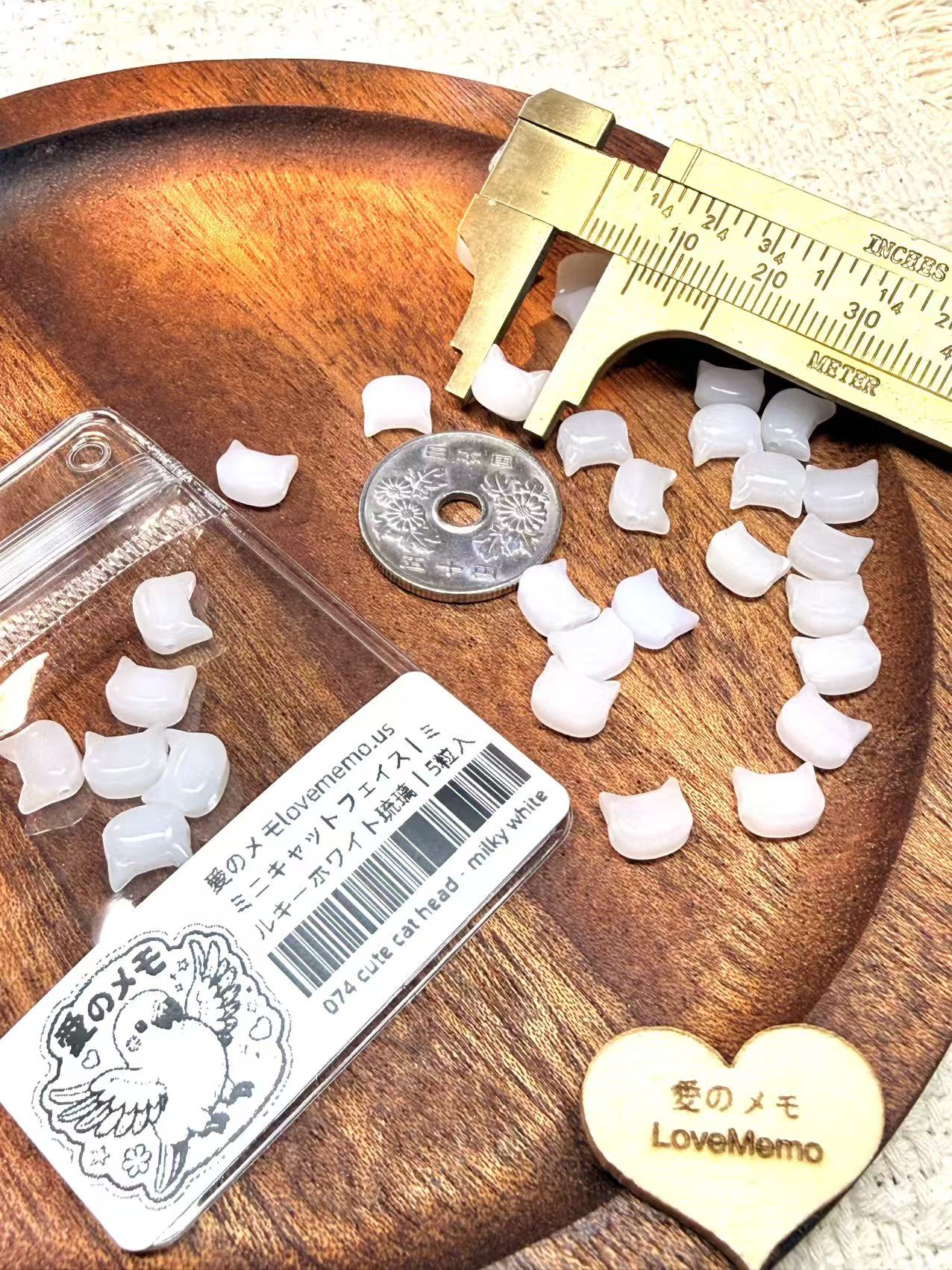 愛のメモ｜ミニキャットフェイス｜ミルキーホワイト琉璃｜横穴タイプ｜5粒入 ビーズ、材料セット、ペンダン、チャーム、ハンドメイド