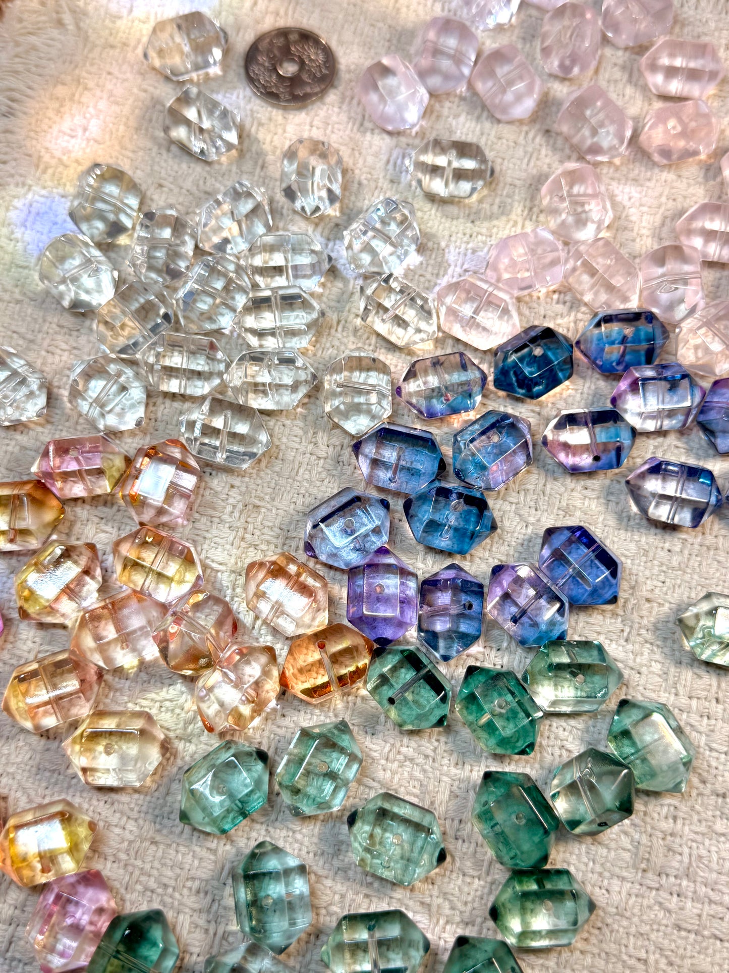 愛のメモ｜クリスタル六角ピラミッド｜1粒入り（全5色）ビーズ、材料セット、ペンダン、チャーム、ハンドメイド