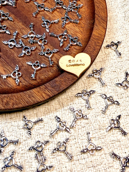 愛のメモ｜ミニハートウィングキー｜合金チャーム／アジャスターエンド用｜2色展開 ビーズ、材料セット、ペンダン、チャーム、ハンドメイド