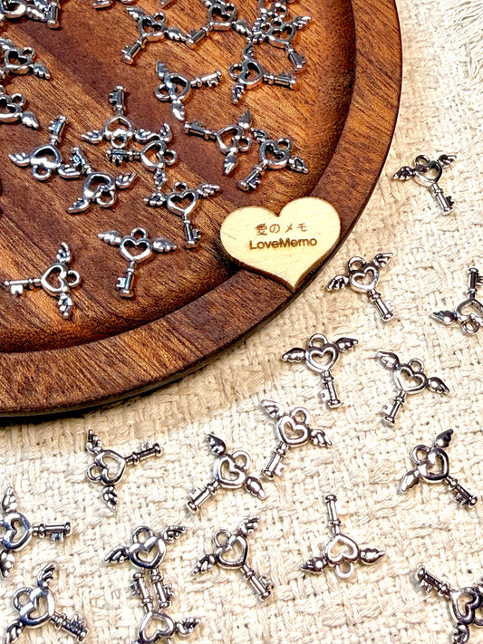 愛のメモ｜ミニハートウィングキー｜合金チャーム／アジャスターエンド用｜2色展開 ビーズ、材料セット、ペンダン、チャーム、ハンドメイド