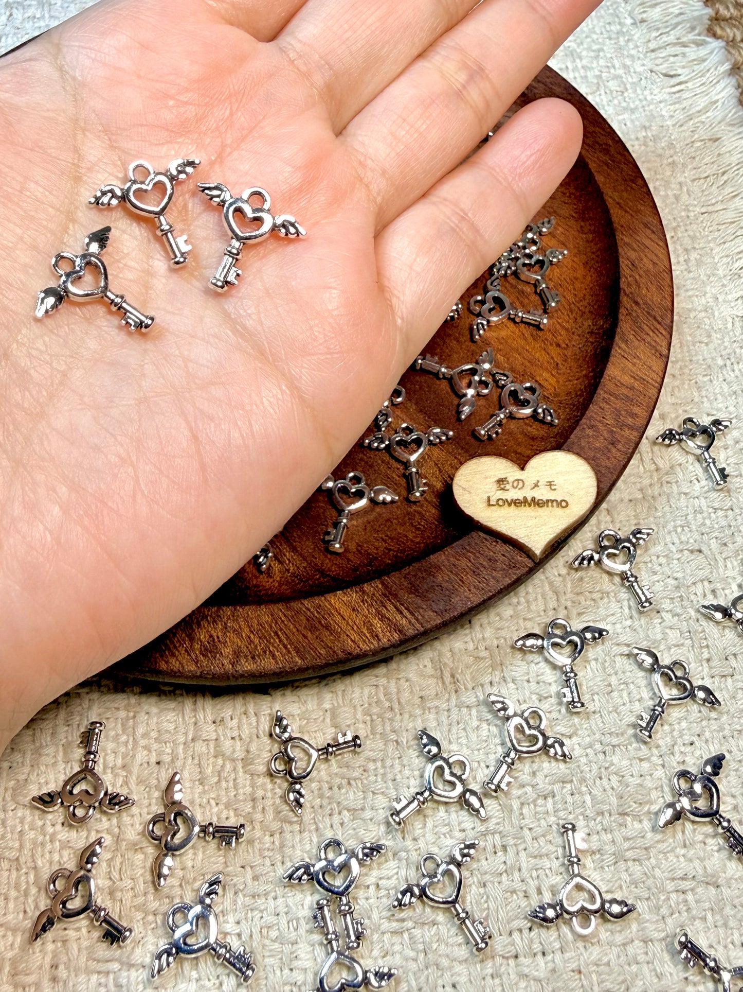 愛のメモ｜ミニハートウィングキー｜合金チャーム／アジャスターエンド用｜2色展開 ビーズ、材料セット、ペンダン、チャーム、ハンドメイド
