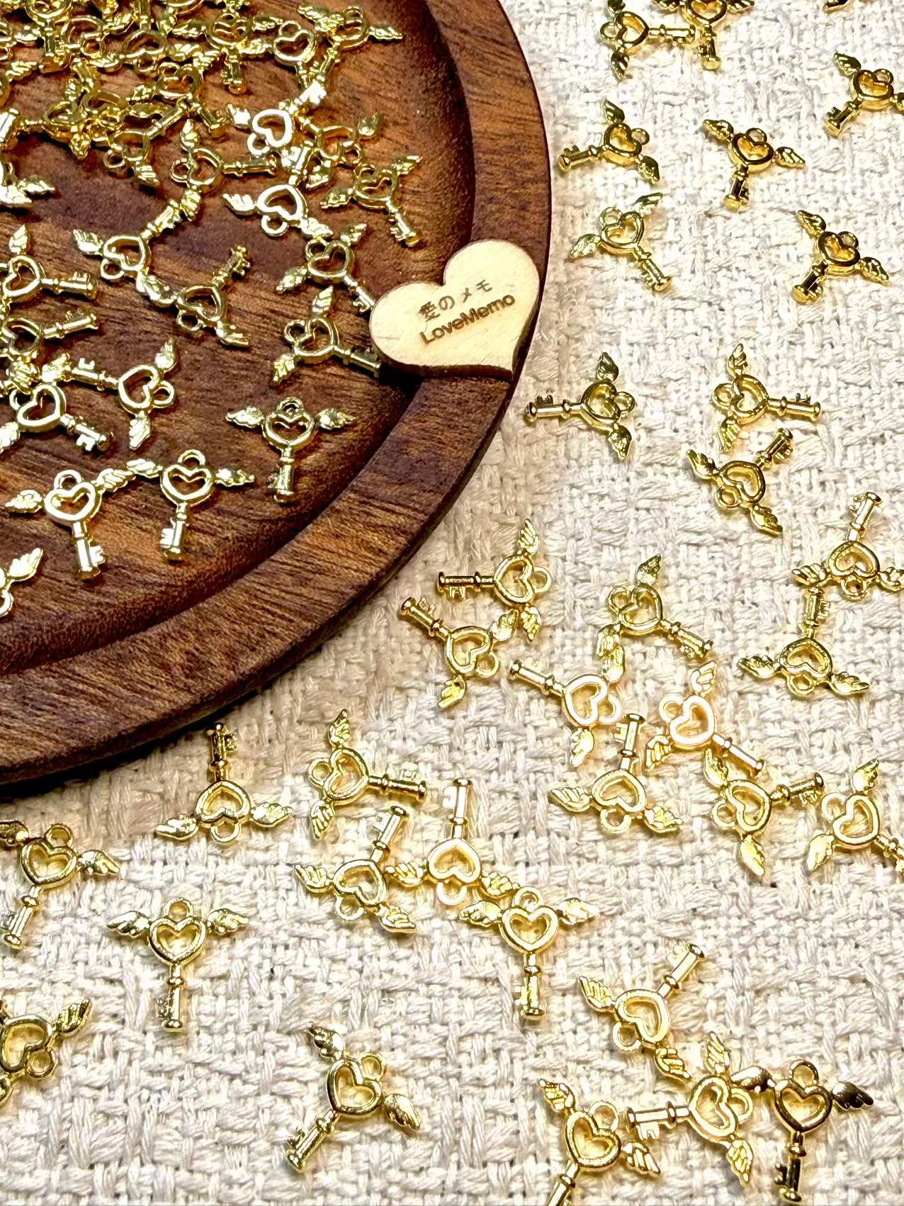 愛のメモ｜ミニハートウィングキー｜合金チャーム／アジャスターエンド用｜2色展開 ビーズ、材料セット、ペンダン、チャーム、ハンドメイド