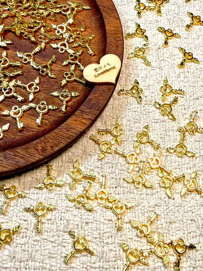 愛のメモ｜ミニハートウィングキー｜合金チャーム／アジャスターエンド用｜2色展開 ビーズ、材料セット、ペンダン、チャーム、ハンドメイド