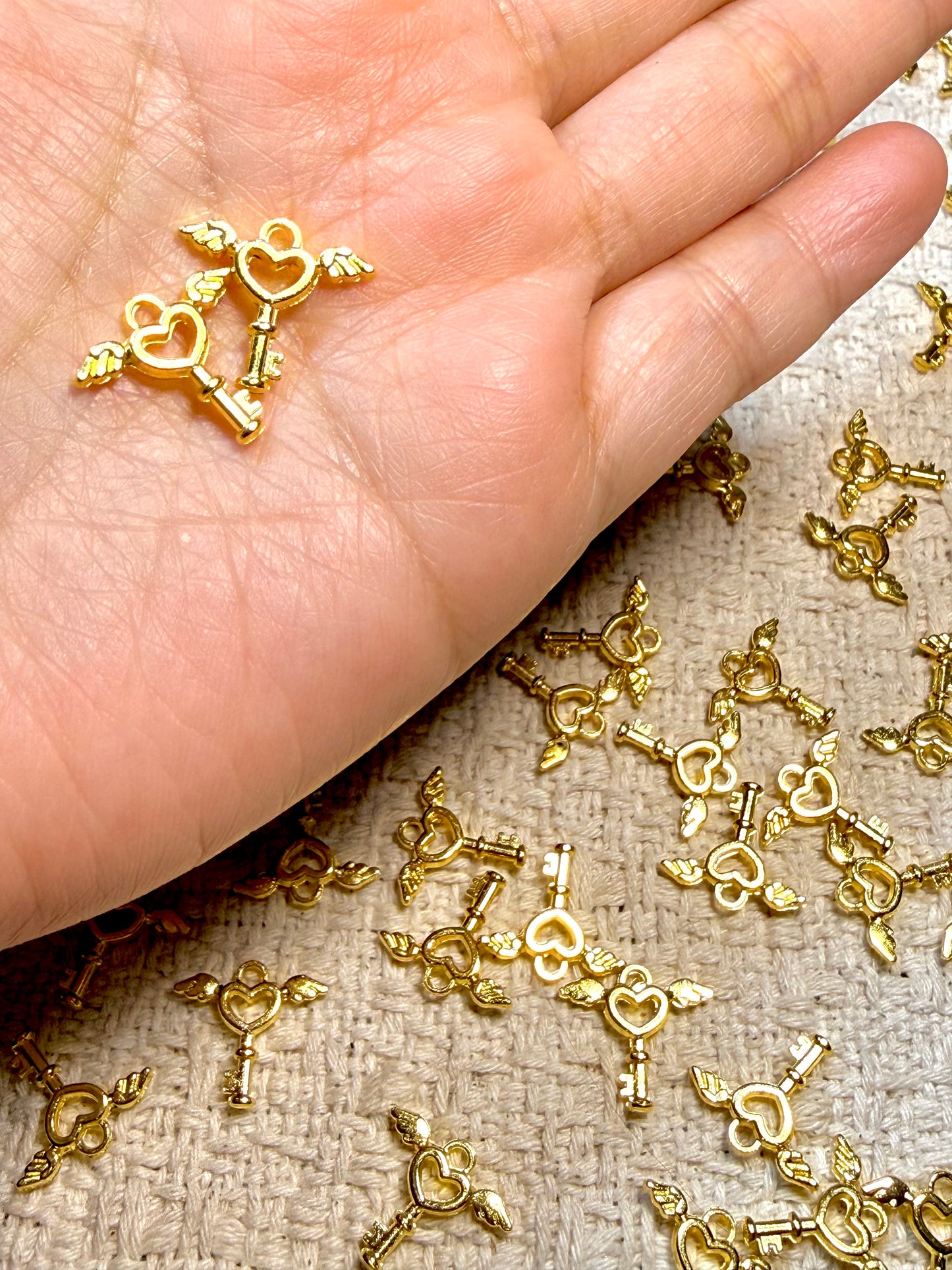 愛のメモ｜ミニハートウィングキー｜合金チャーム／アジャスターエンド用｜2色展開 ビーズ、材料セット、ペンダン、チャーム、ハンドメイド