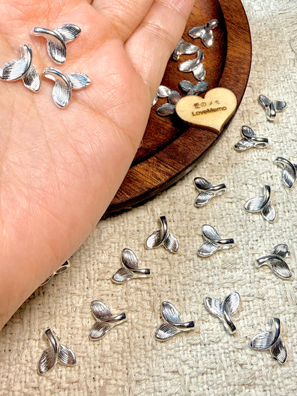 愛のメモ｜立体フィッシュテールチャーム｜精密メタルテクスチャ｜2粒入｜2タイプ ビーズ、材料セット、ペンダン、チャーム、ハンドメイド