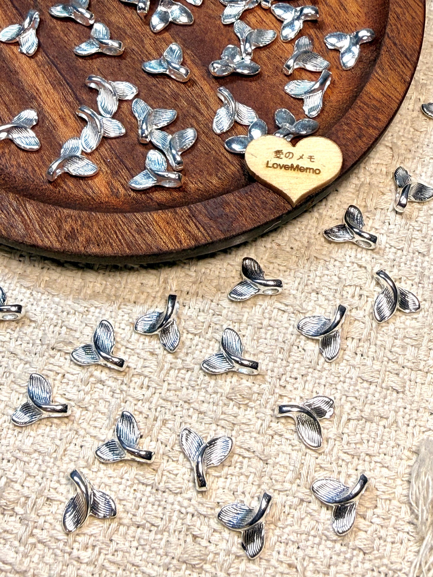 愛のメモ｜立体フィッシュテールチャーム｜精密メタルテクスチャ｜2粒入｜2タイプ ビーズ、材料セット、ペンダン、チャーム、ハンドメイド