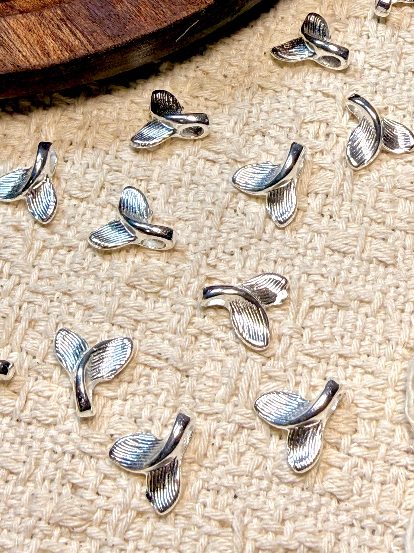 愛のメモ｜立体フィッシュテールチャーム｜精密メタルテクスチャ｜2粒入｜2タイプ ビーズ、材料セット、ペンダン、チャーム、ハンドメイド