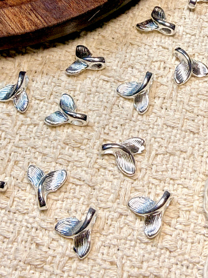 愛のメモ｜立体フィッシュテールチャーム｜精密メタルテクスチャ｜2粒入｜2タイプ ビーズ、材料セット、ペンダン、チャーム、ハンドメイド