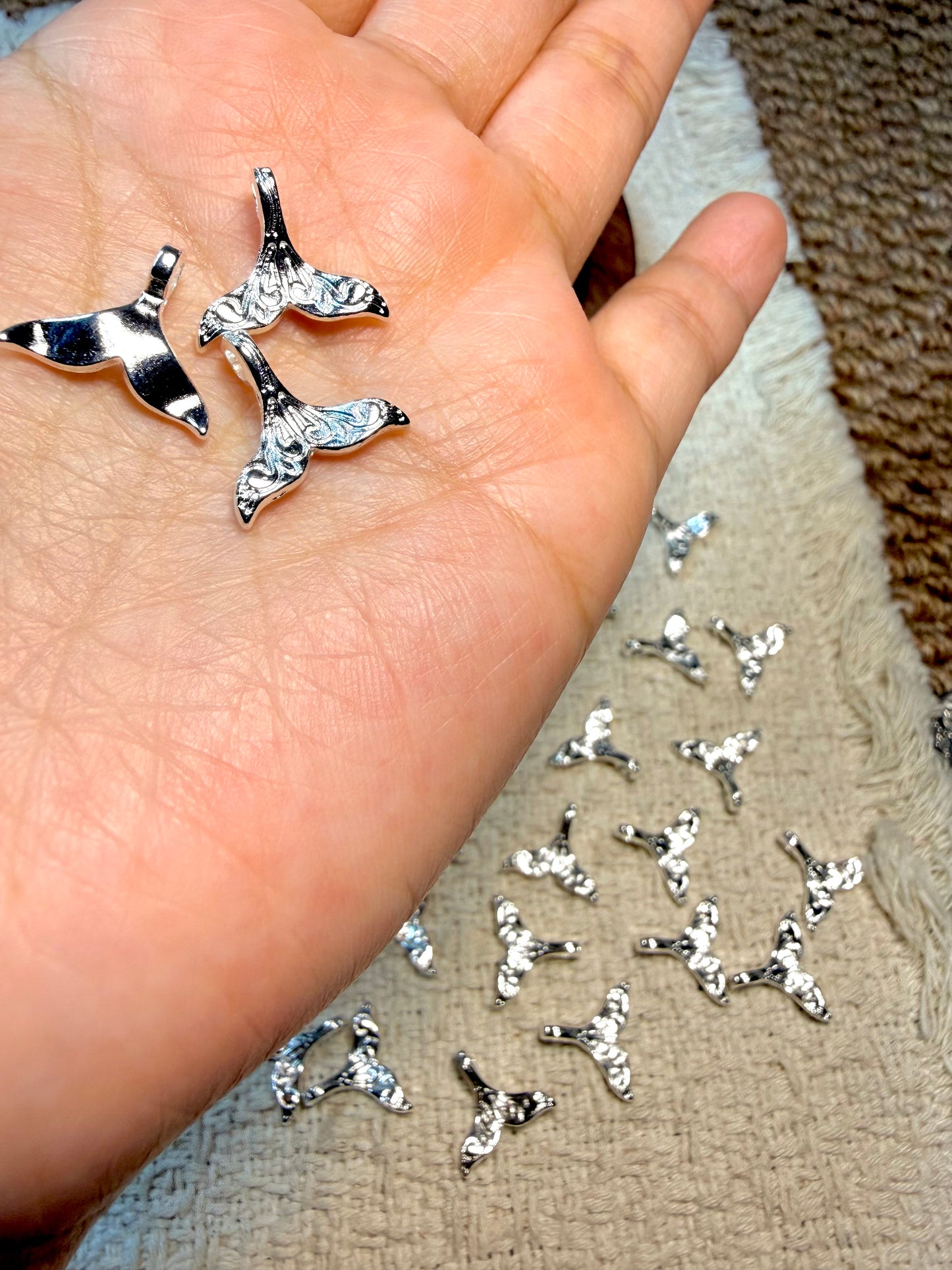 愛のメモ｜立体フィッシュテールチャーム｜精密メタルテクスチャ｜2粒入｜2タイプ ビーズ、材料セット、ペンダン、チャーム、ハンドメイド