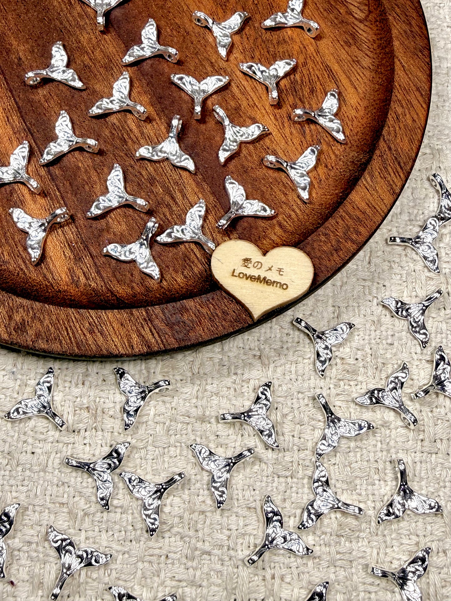 愛のメモ｜立体フィッシュテールチャーム｜精密メタルテクスチャ｜2粒入｜2タイプ ビーズ、材料セット、ペンダン、チャーム、ハンドメイド