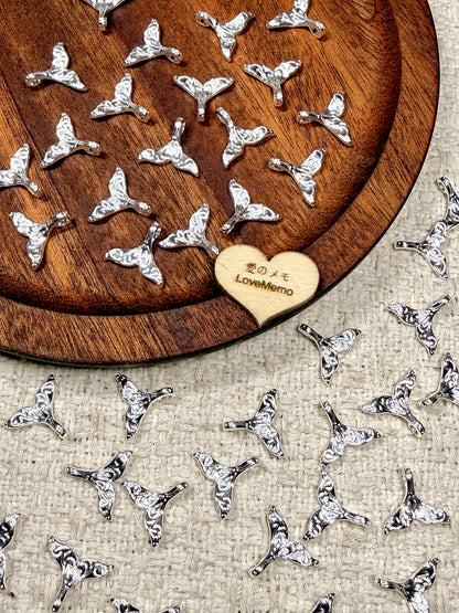 愛のメモ｜立体フィッシュテールチャーム｜精密メタルテクスチャ｜2粒入｜2タイプ ビーズ、材料セット、ペンダン、チャーム、ハンドメイド