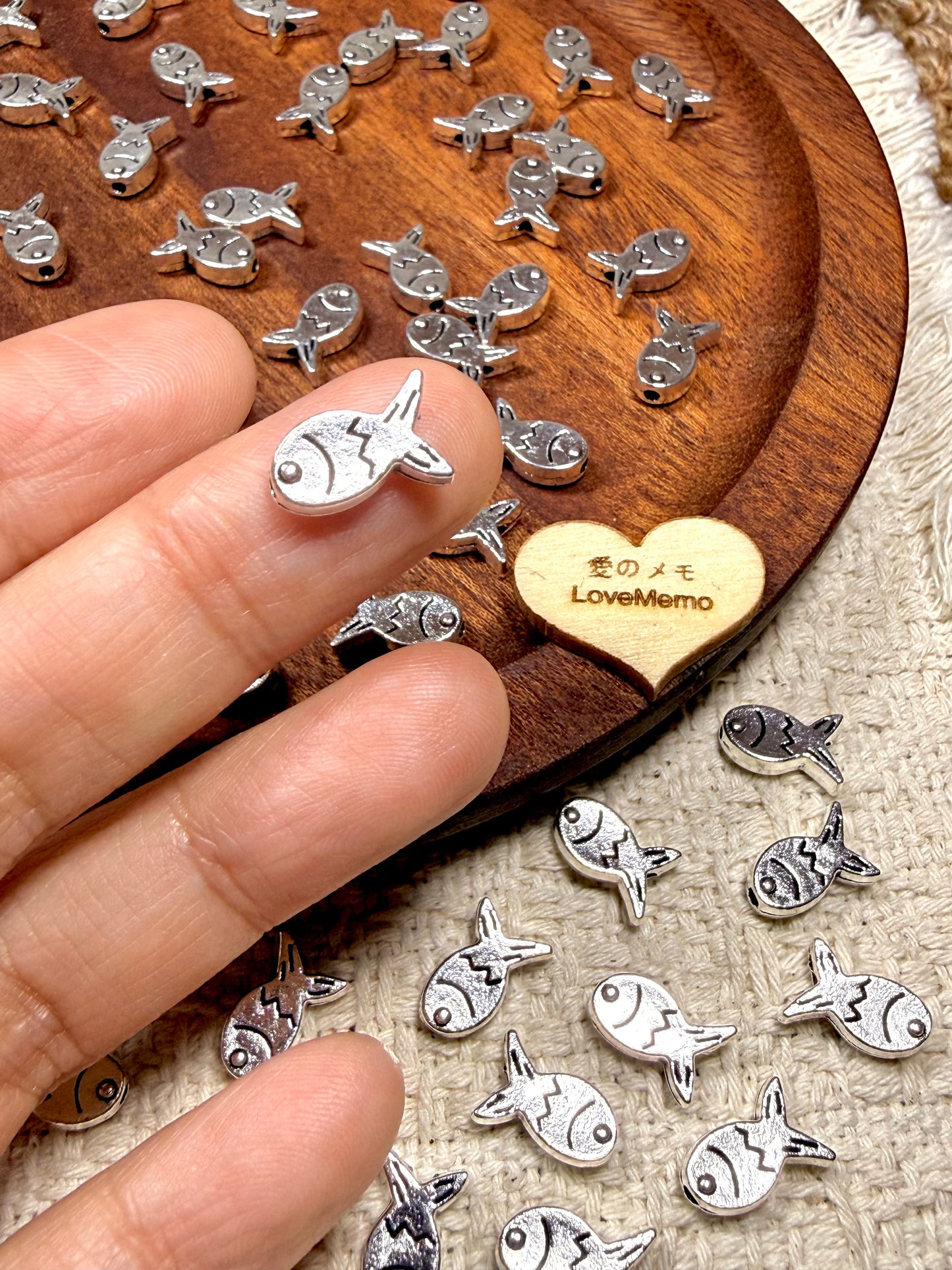 愛のメモ｜メタルミニフィッシュ｜横穴ビーズ／エンドチャーム｜2タイプ ビーズ、材料セット、ペンダン、チャーム、ハンドメイド