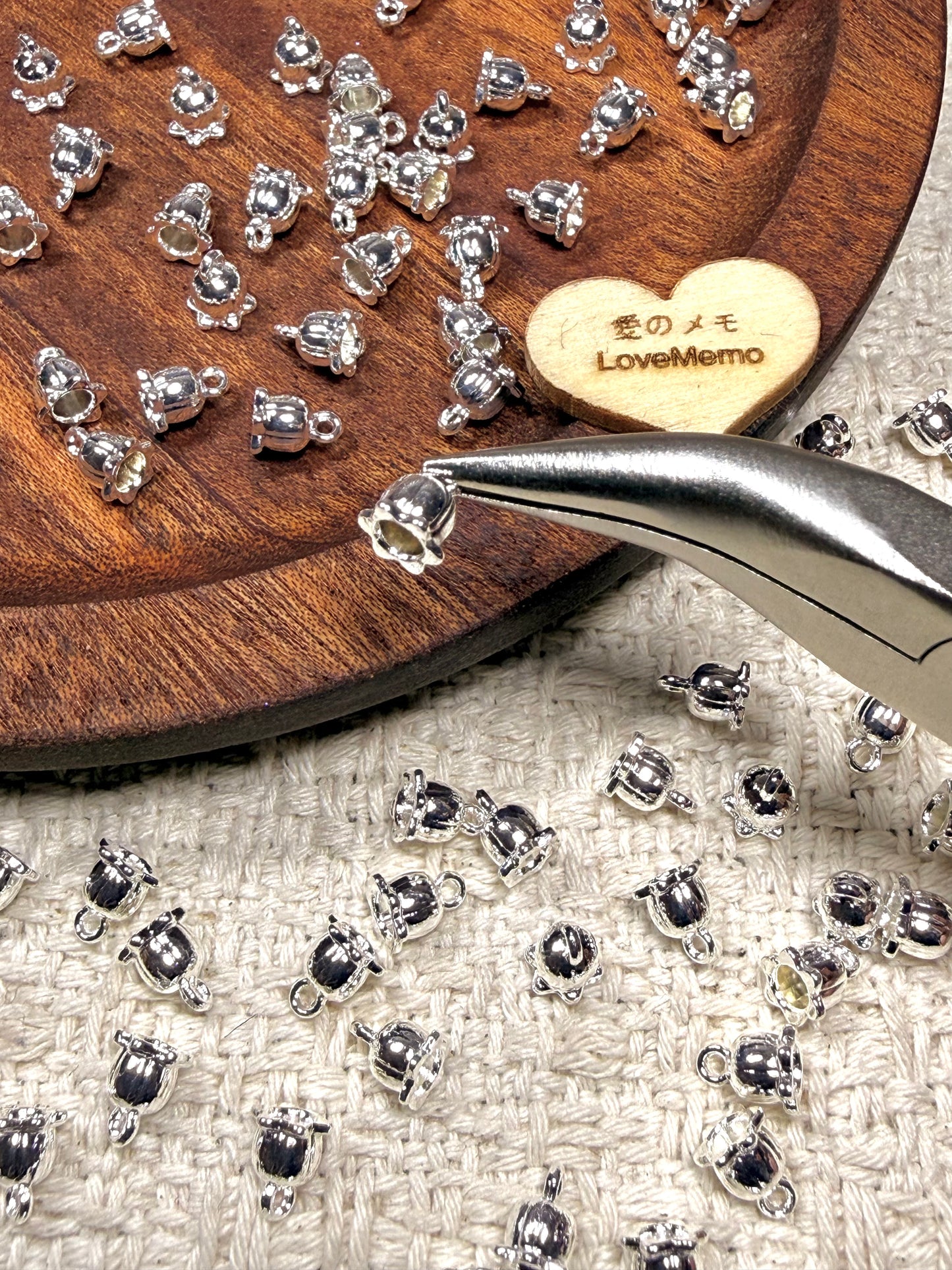 愛のメモ｜シルバーメッキフラワーチャーム｜ペンダント／エンドパーツ｜3タイプ ビーズ、材料セット、ペンダン、チャーム、ハンドメイド