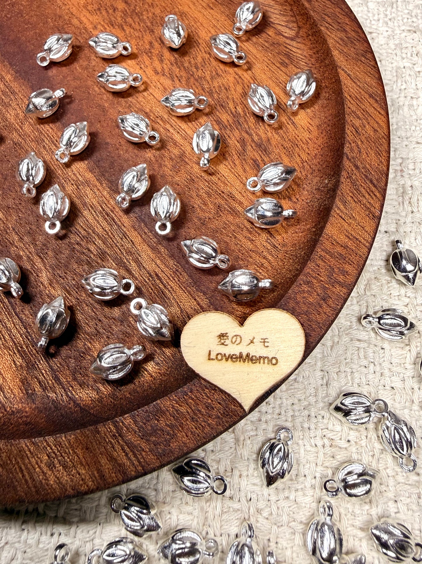 愛のメモ｜シルバーメッキフラワーチャーム｜ペンダント／エンドパーツ｜3タイプ ビーズ、材料セット、ペンダン、チャーム、ハンドメイド