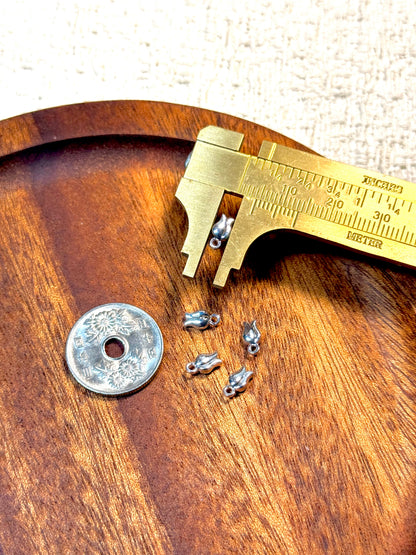 愛のメモ｜シルバーメッキフラワーチャーム｜ペンダント／エンドパーツ｜3タイプ ビーズ、材料セット、ペンダン、チャーム、ハンドメイド