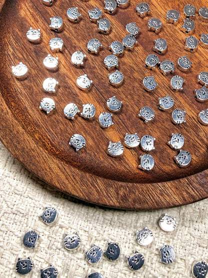 愛のメモ｜ミニメタルキャット＆キャットポウ｜横穴ビーズ｜コード対応 ビーズ、材料セット、ペンダン、チャーム、ハンドメイド