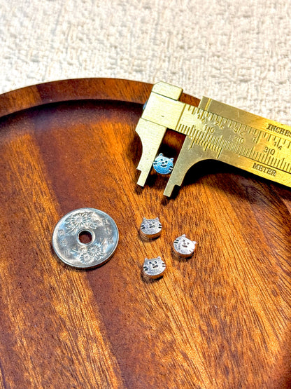 愛のメモ｜ミニメタルキャット＆キャットポウ｜横穴ビーズ｜コード対応 ビーズ、材料セット、ペンダン、チャーム、ハンドメイド