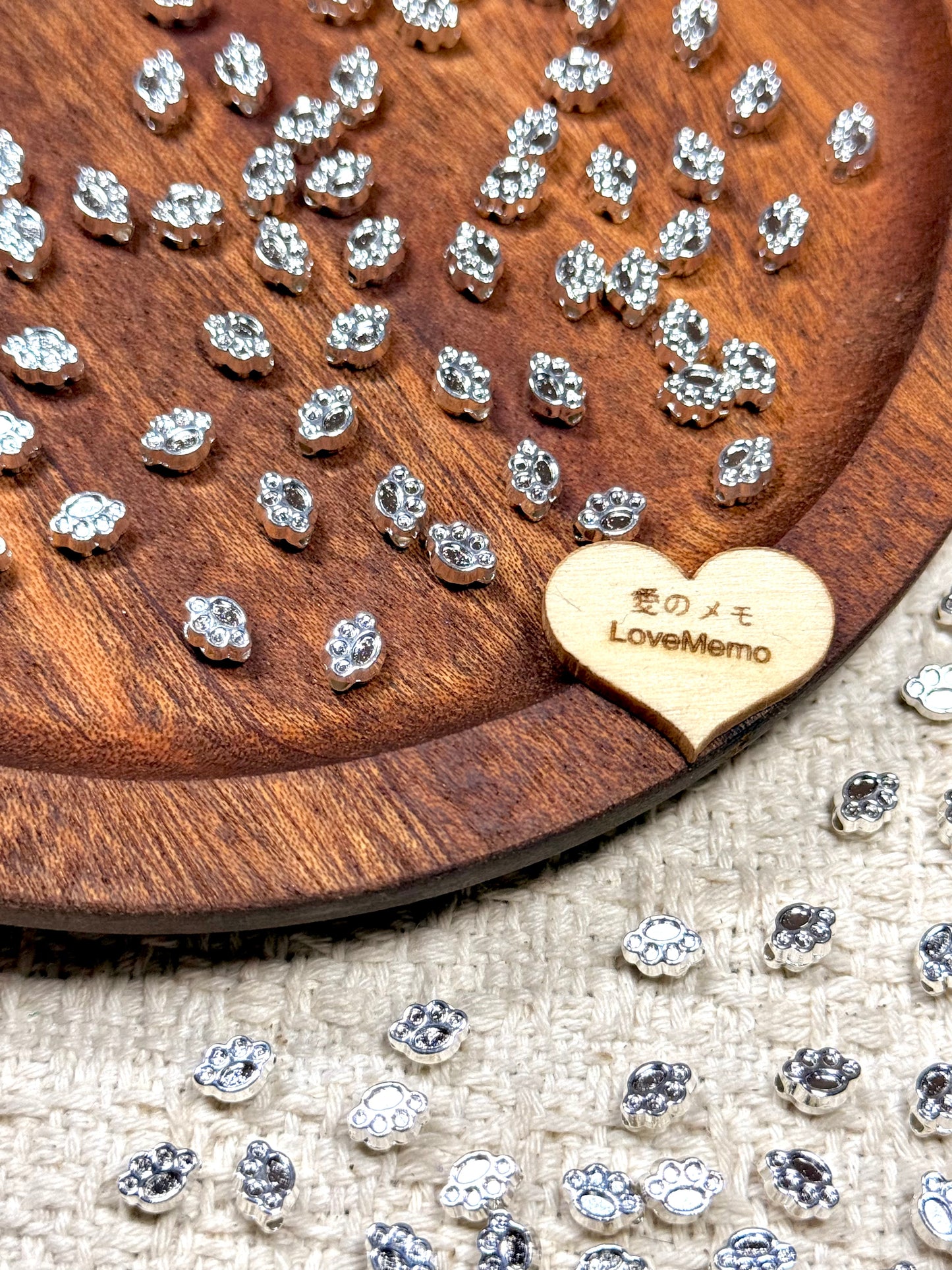 愛のメモ｜ミニメタルキャット＆キャットポウ｜横穴ビーズ｜コード対応 ビーズ、材料セット、ペンダン、チャーム、ハンドメイド