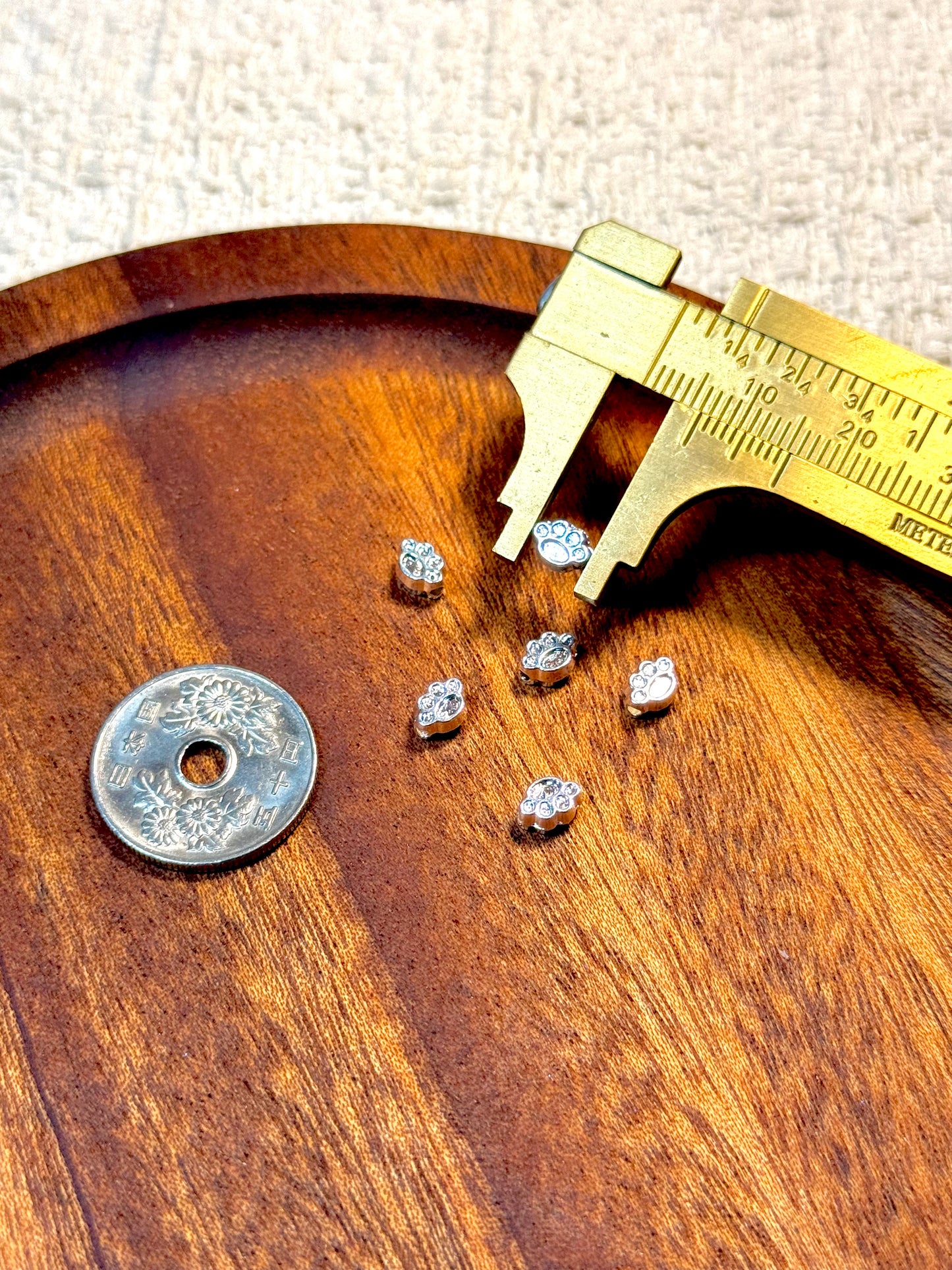 愛のメモ｜ミニメタルキャット＆キャットポウ｜横穴ビーズ｜コード対応 ビーズ、材料セット、ペンダン、チャーム、ハンドメイド