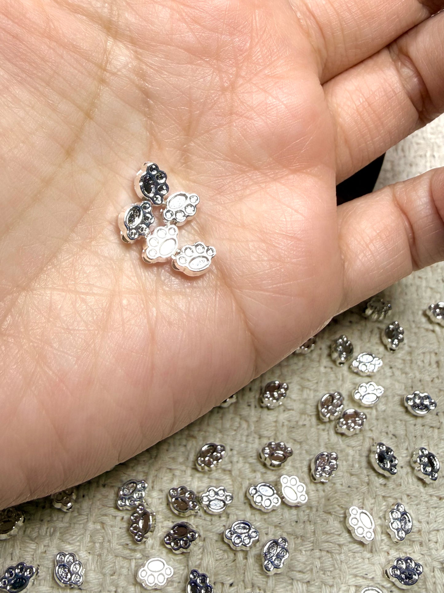 愛のメモ｜ミニメタルキャット＆キャットポウ｜横穴ビーズ｜コード対応 ビーズ、材料セット、ペンダン、チャーム、ハンドメイド