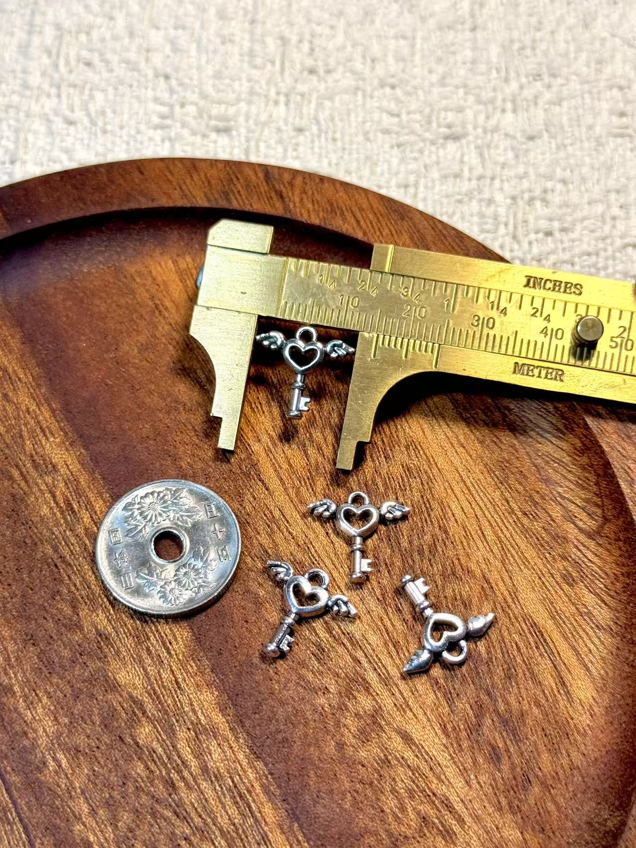 愛のメモ｜ミニハートウィングキー｜合金チャーム／アジャスターエンド用｜2色展開 ビーズ、材料セット、ペンダン、チャーム、ハンドメイド