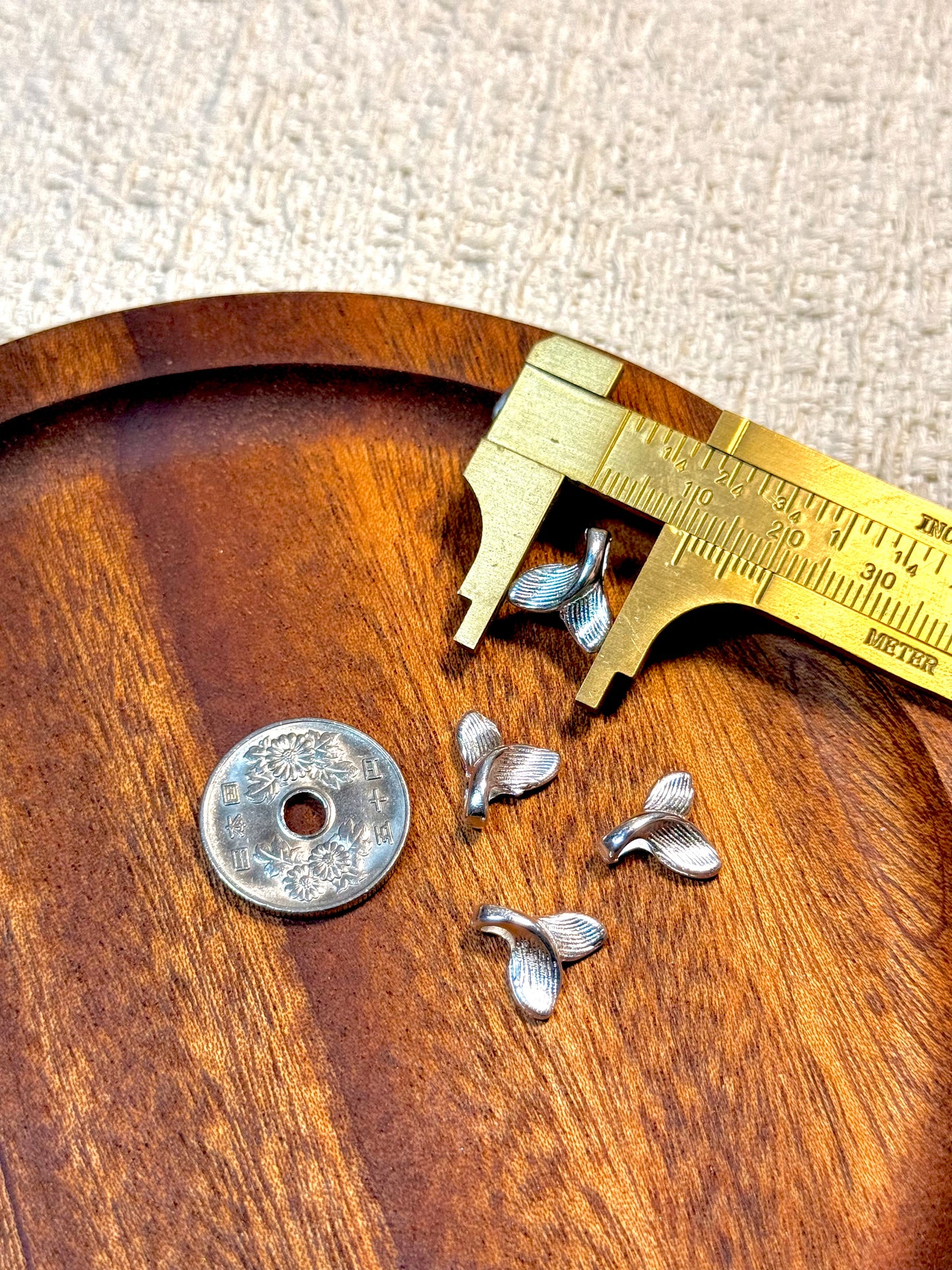 愛のメモ｜立体フィッシュテールチャーム｜精密メタルテクスチャ｜2粒入｜2タイプ ビーズ、材料セット、ペンダン、チャーム、ハンドメイド