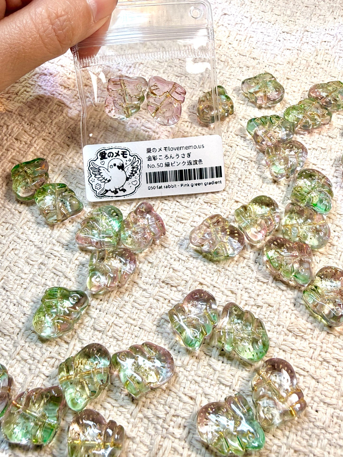 愛のメモ｜金彩ころんうさぎ｜レトロ琉璃ビーズ｜2粒入り（全2色）ビーズ、材料セット、ペンダン、チャーム、ハンドメイド