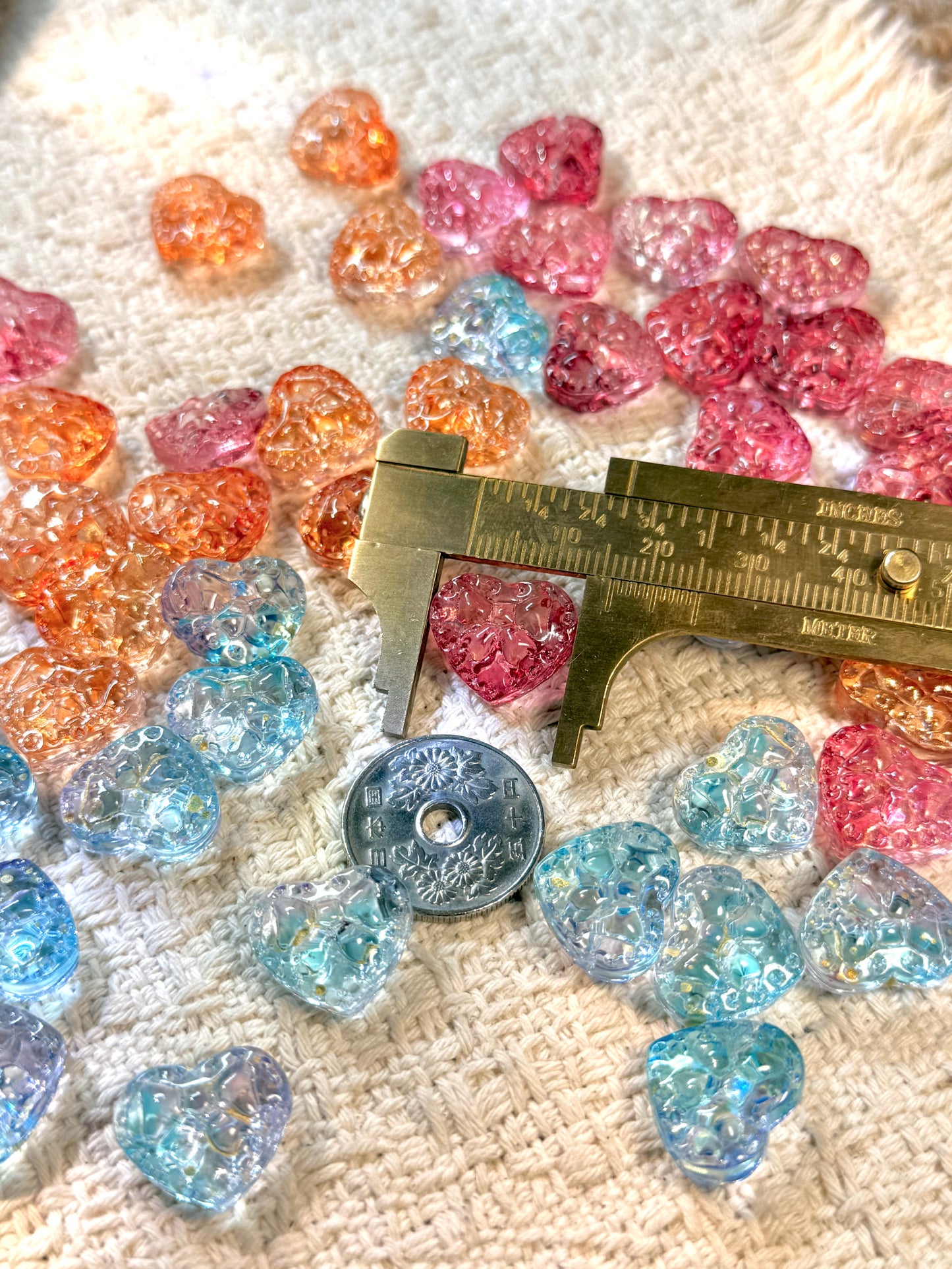 愛のメモ｜リボンハート｜立体レリーフ加工ビーズ｜2粒入り（全3色）ビーズ、材料セット、ペンダン、チャーム、ハンドメイド