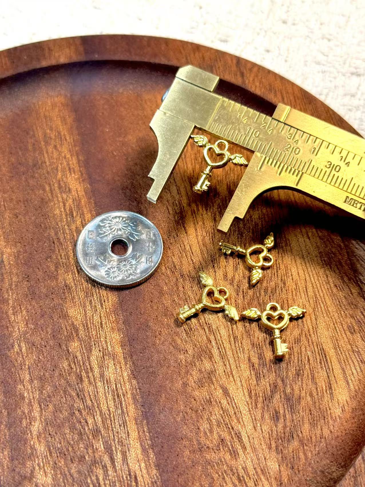 愛のメモ｜ミニハートウィングキー｜合金チャーム／アジャスターエンド用｜2色展開 ビーズ、材料セット、ペンダン、チャーム、ハンドメイド