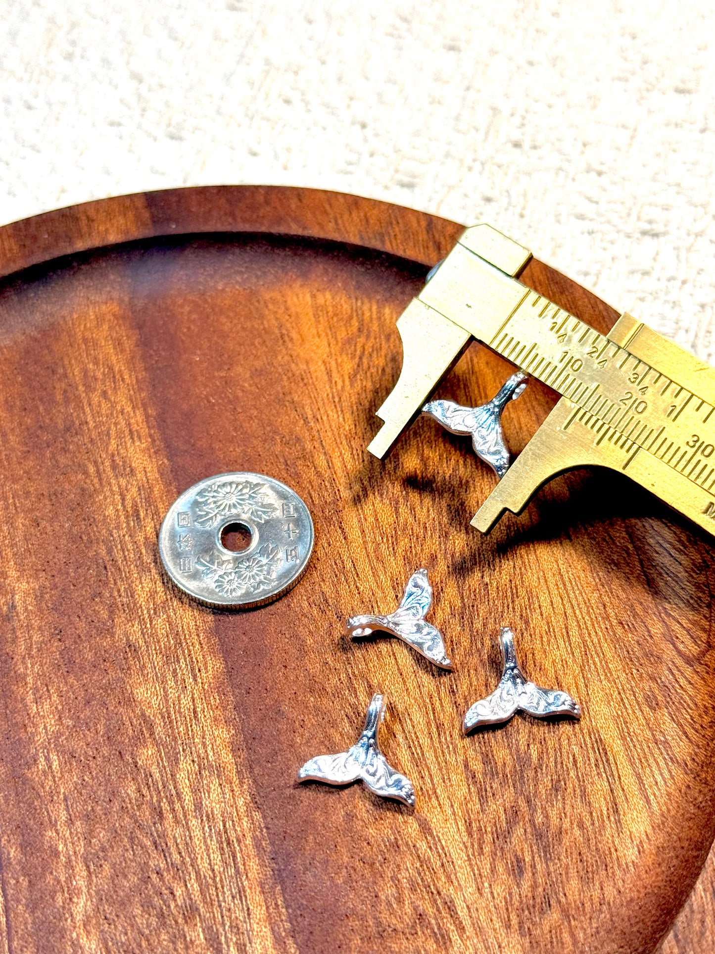 愛のメモ｜立体フィッシュテールチャーム｜精密メタルテクスチャ｜2粒入｜2タイプ ビーズ、材料セット、ペンダン、チャーム、ハンドメイド