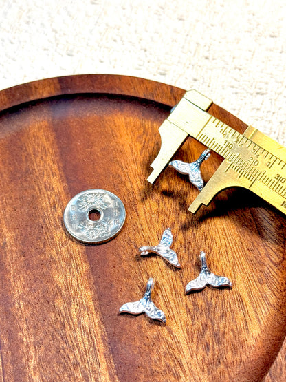 愛のメモ｜立体フィッシュテールチャーム｜精密メタルテクスチャ｜2粒入｜2タイプ ビーズ、材料セット、ペンダン、チャーム、ハンドメイド