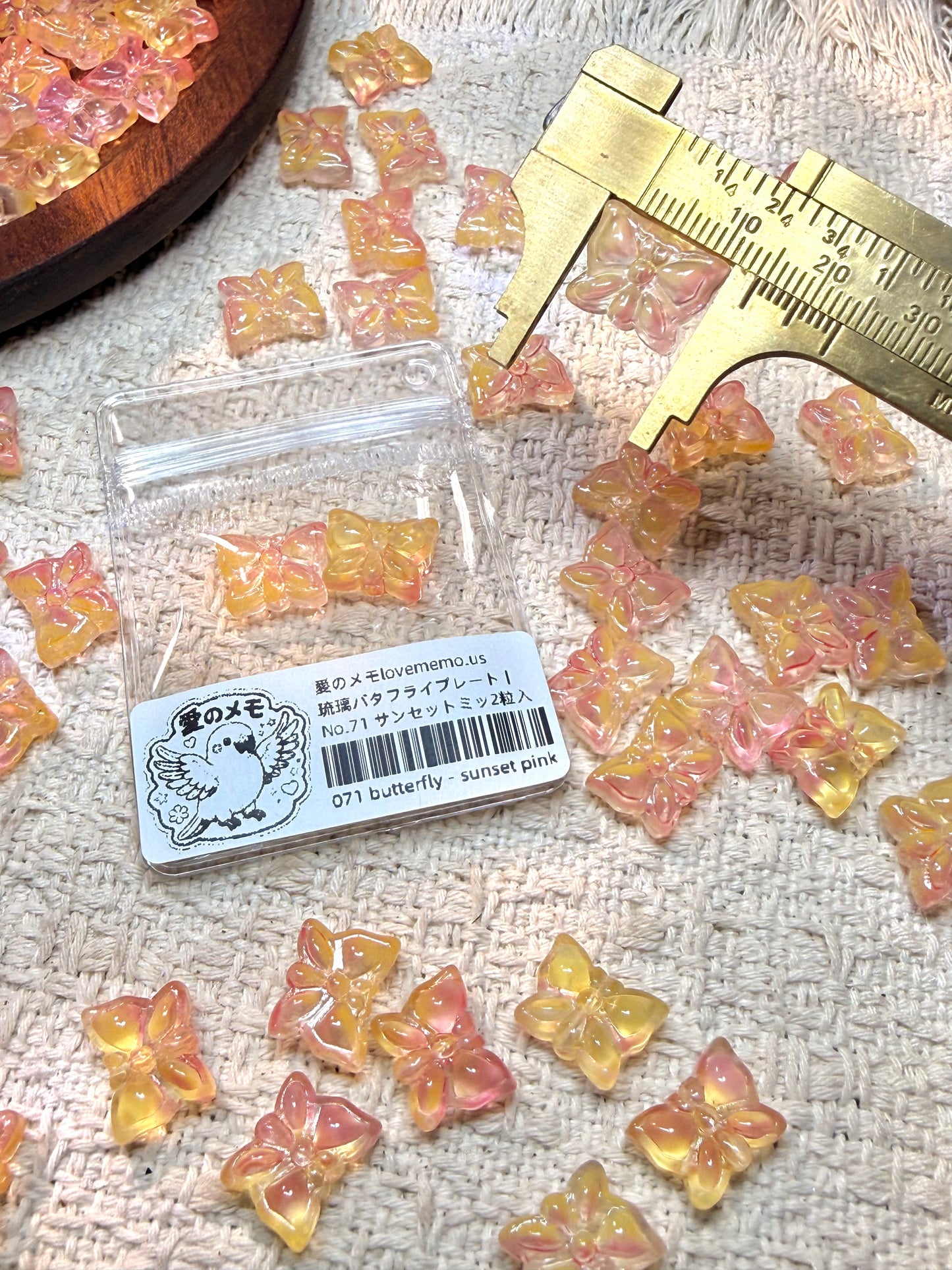 愛のメモ｜琉璃バタフライプレート｜2粒入（2色）ビーズ、材料セット、ペンダン、チャーム、ハンドメイド
