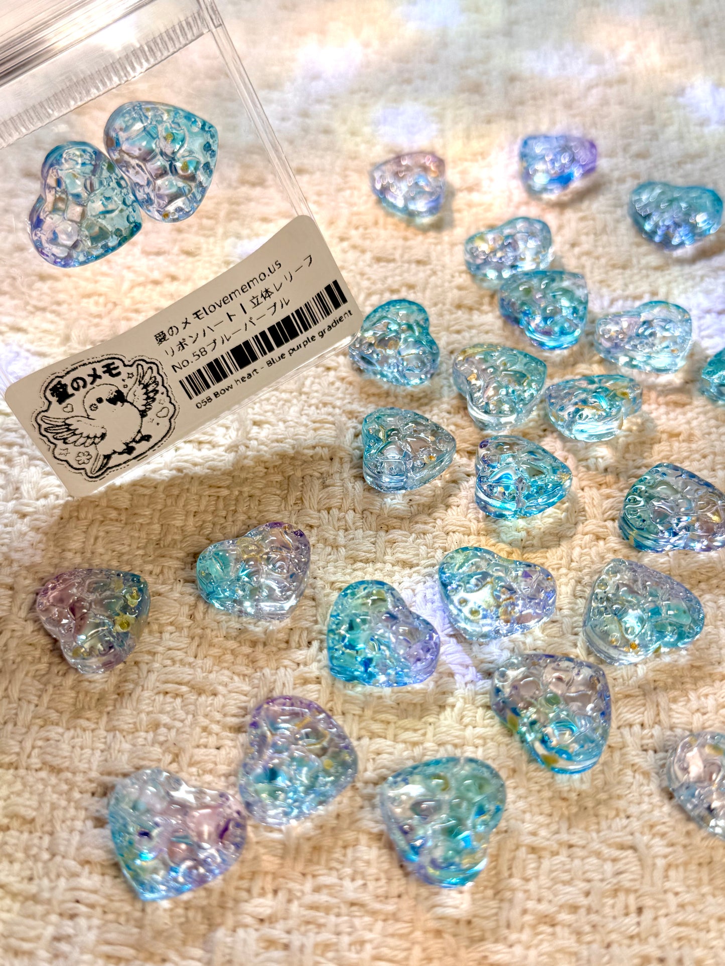 愛のメモ｜リボンハート｜立体レリーフ加工ビーズ｜2粒入り（全3色）ビーズ、材料セット、ペンダン、チャーム、ハンドメイド