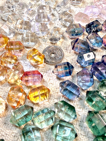 愛のメモ｜クリスタル六角ピラミッド｜1粒入り（全5色）ビーズ、材料セット、ペンダン、チャーム、ハンドメイド