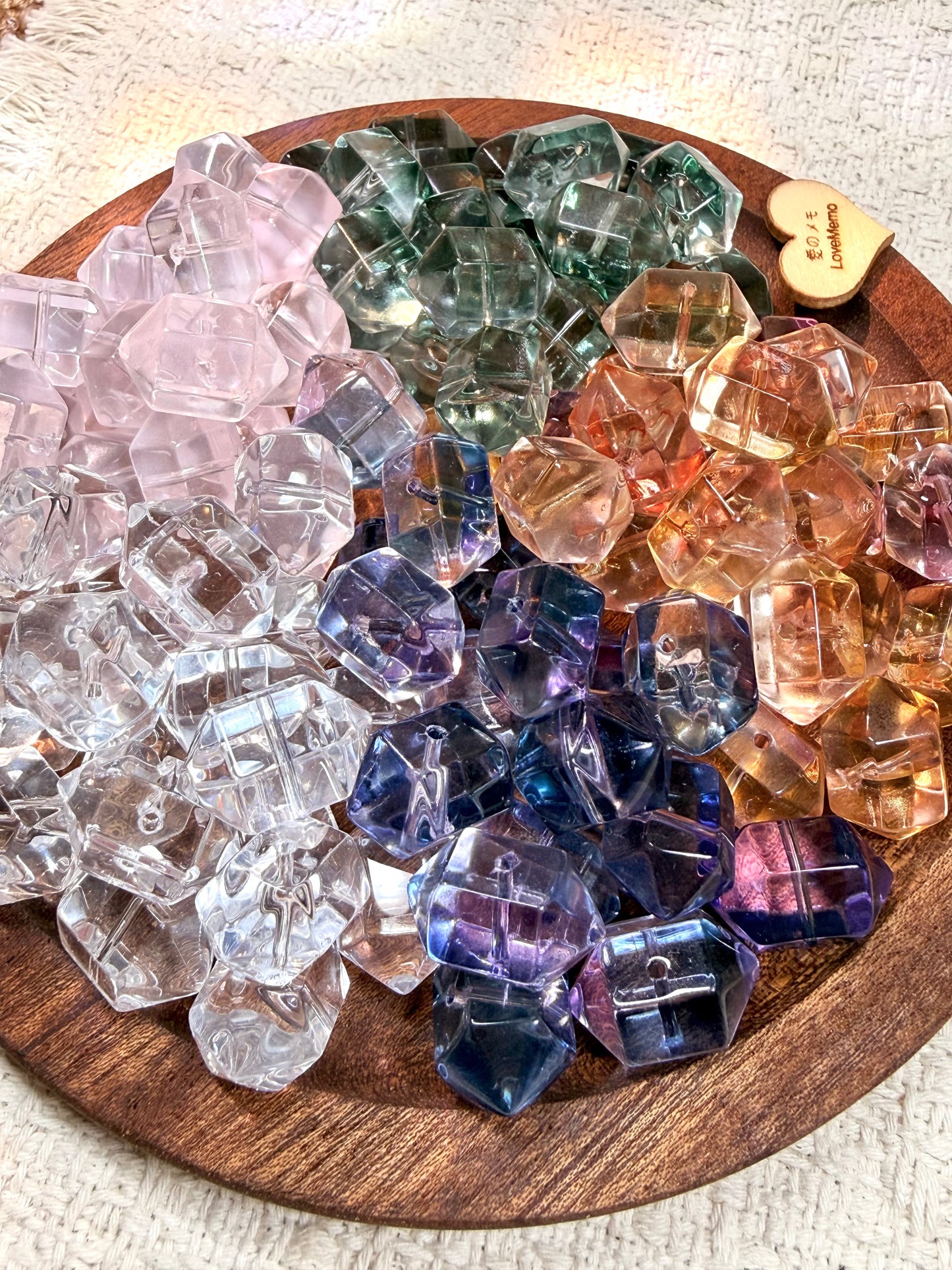 愛のメモ｜クリスタル六角ピラミッド｜1粒入り（全5色）ビーズ、材料セット、ペンダン、チャーム、ハンドメイド