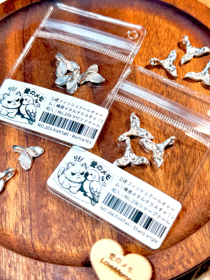 愛のメモ｜立体フィッシュテールチャーム｜精密メタルテクスチャ｜2粒入｜2タイプ ビーズ、材料セット、ペンダン、チャーム、ハンドメイド