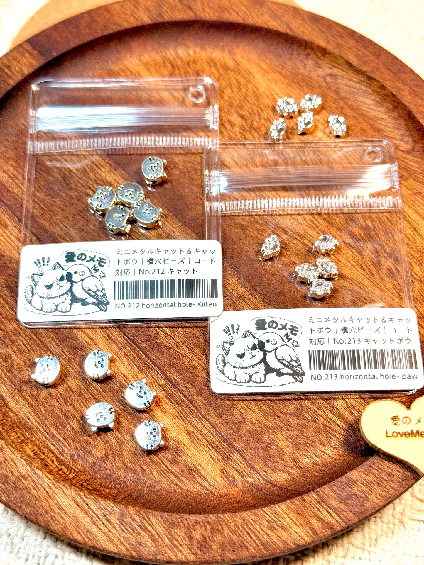愛のメモ｜ミニメタルキャット＆キャットポウ｜横穴ビーズ｜コード対応 ビーズ、材料セット、ペンダン、チャーム、ハンドメイド