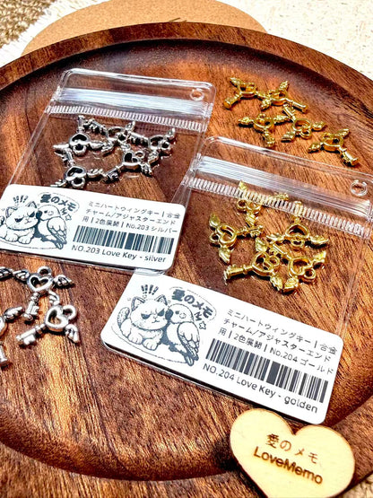 愛のメモ｜ミニハートウィングキー｜合金チャーム／アジャスターエンド用｜2色展開 ビーズ、材料セット、ペンダン、チャーム、ハンドメイド