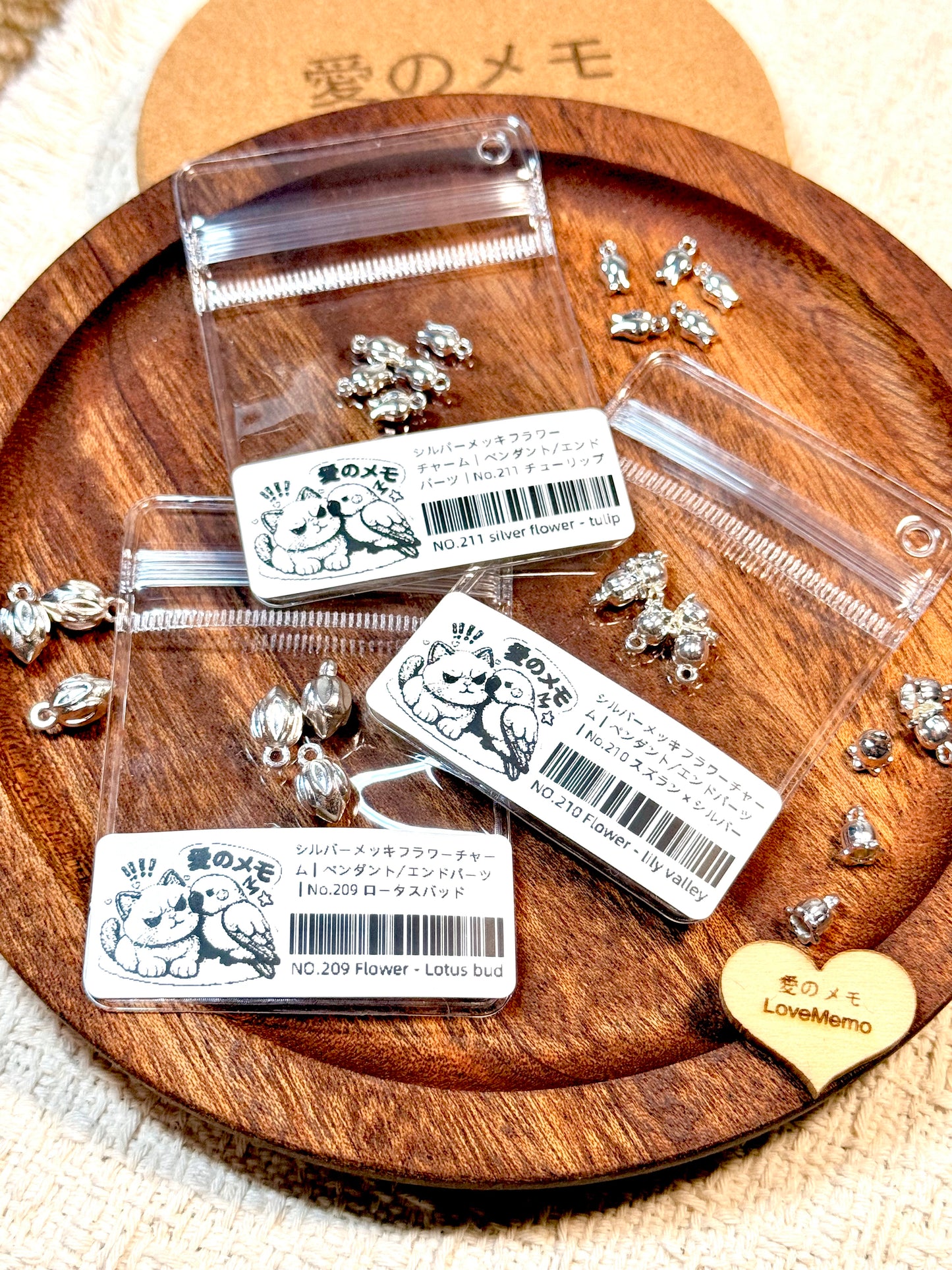愛のメモ｜シルバーメッキフラワーチャーム｜ペンダント／エンドパーツ｜3タイプ ビーズ、材料セット、ペンダン、チャーム、ハンドメイド