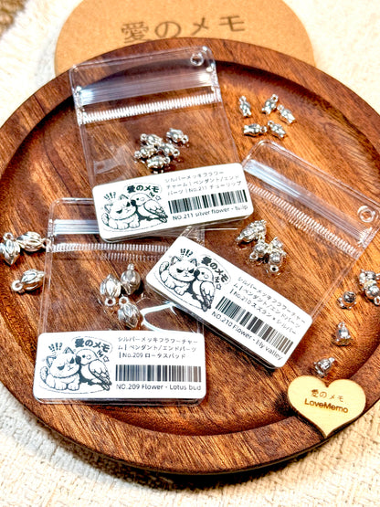 愛のメモ｜シルバーメッキフラワーチャーム｜ペンダント／エンドパーツ｜3タイプ ビーズ、材料セット、ペンダン、チャーム、ハンドメイド