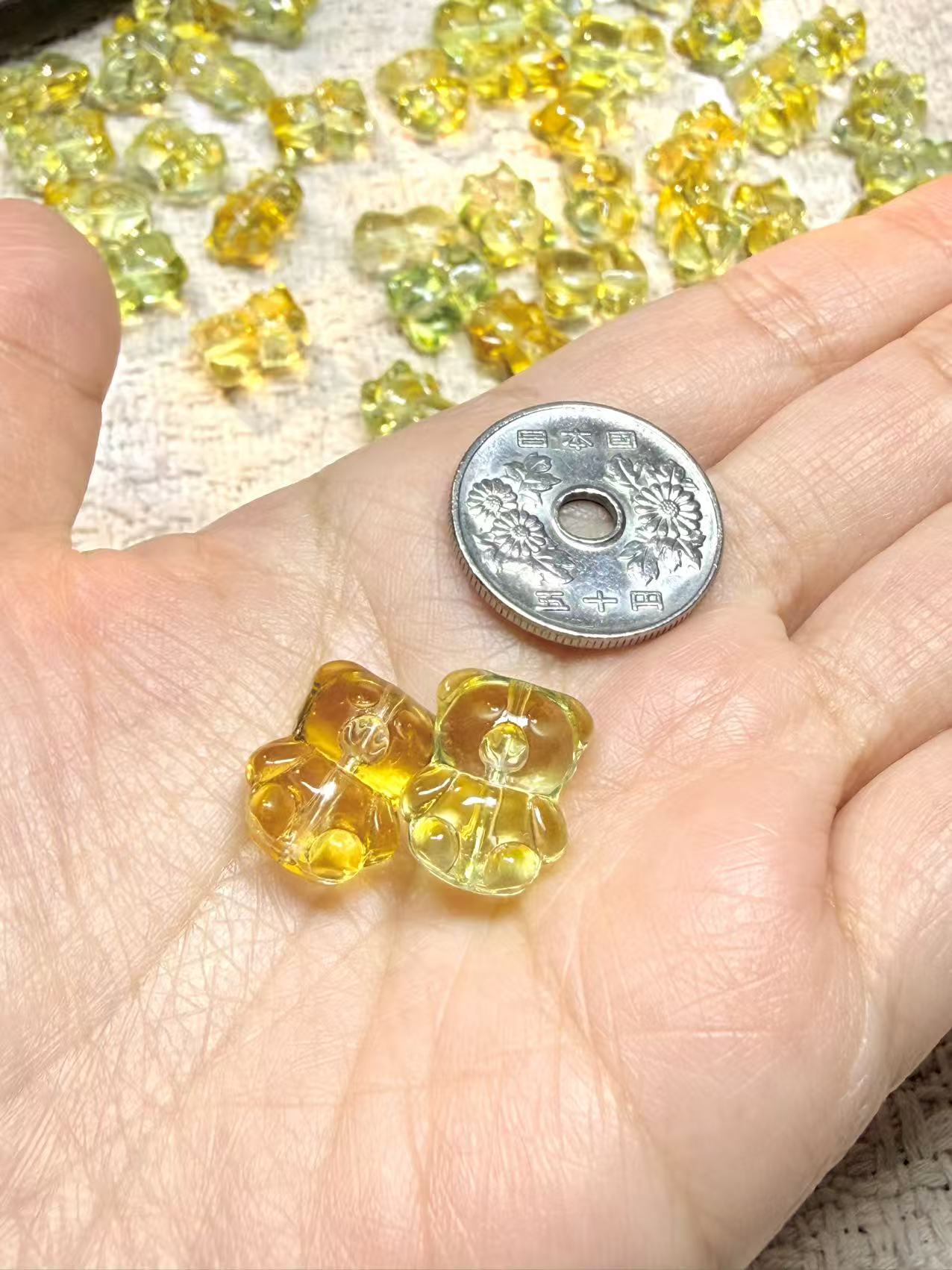 愛のメモ｜琉璃ベア｜縦穴タイプ｜イエローグリーングラデーション｜2粒入 ビーズ、材料セット、ペンダン、チャーム、ハンドメイド