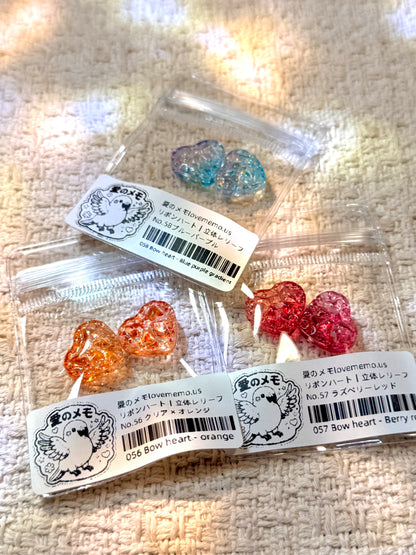 愛のメモ｜リボンハート｜立体レリーフ加工ビーズ｜2粒入り（全3色）ビーズ、材料セット、ペンダン、チャーム、ハンドメイド
