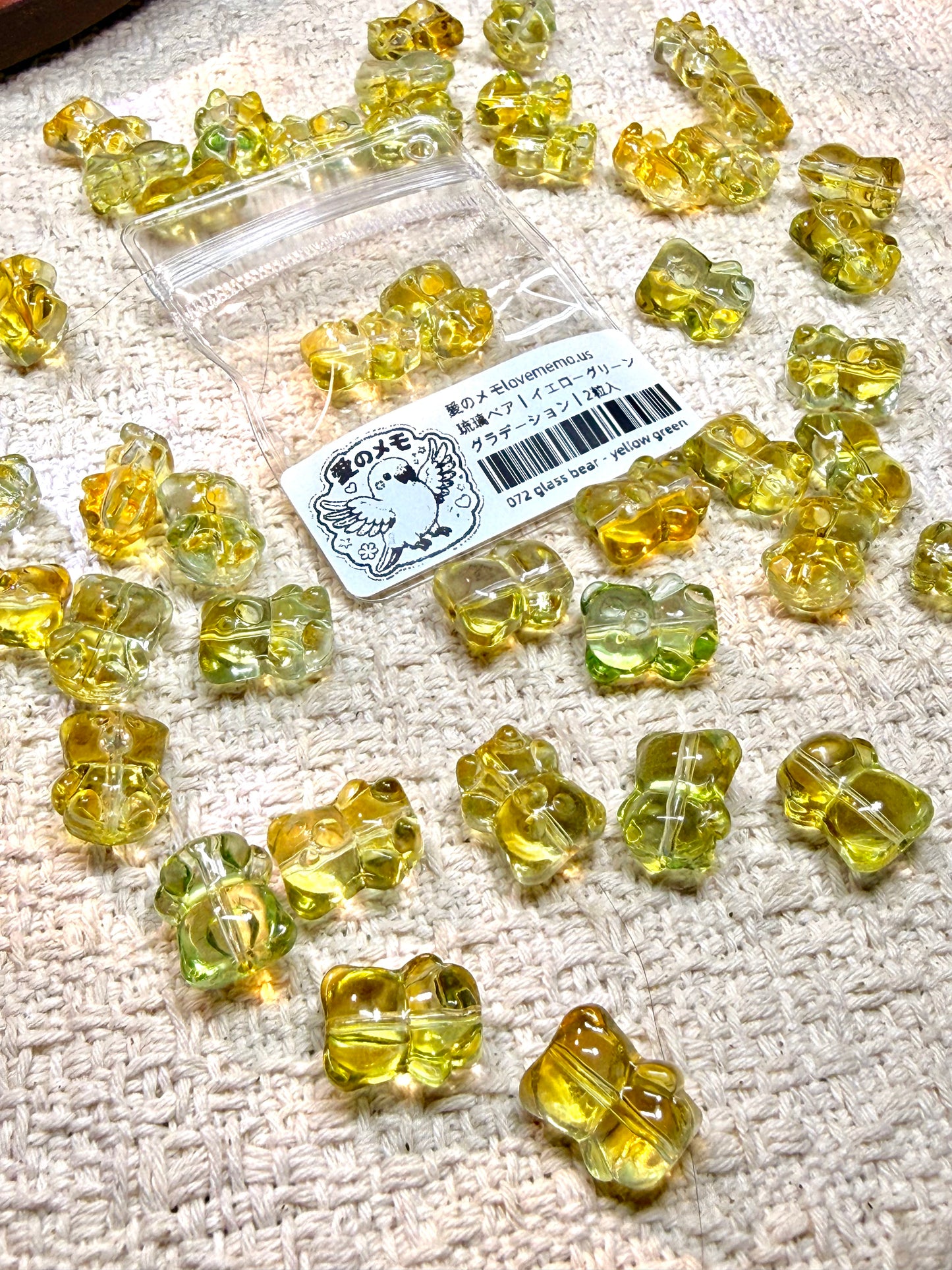 愛のメモ｜琉璃ベア｜縦穴タイプ｜イエローグリーングラデーション｜2粒入 ビーズ、材料セット、ペンダン、チャーム、ハンドメイド