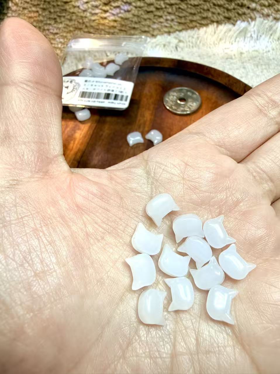 愛のメモ｜ミニキャットフェイス｜ミルキーホワイト琉璃｜横穴タイプ｜5粒入 ビーズ、材料セット、ペンダン、チャーム、ハンドメイド