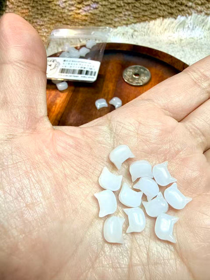 愛のメモ｜ミニキャットフェイス｜ミルキーホワイト琉璃｜横穴タイプ｜5粒入 ビーズ、材料セット、ペンダン、チャーム、ハンドメイド