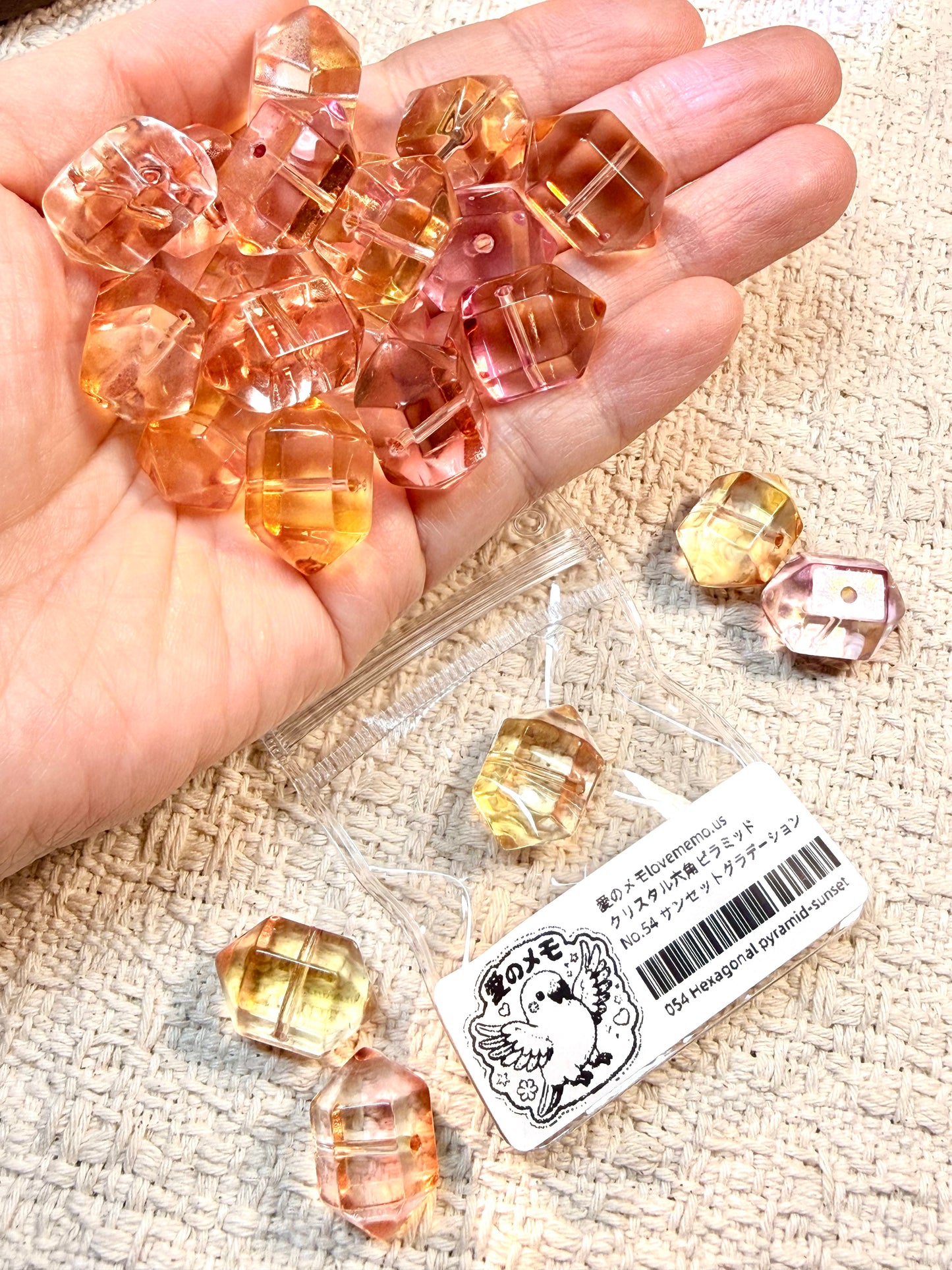 愛のメモ｜クリスタル六角ピラミッド｜1粒入り（全5色）ビーズ、材料セット、ペンダン、チャーム、ハンドメイド