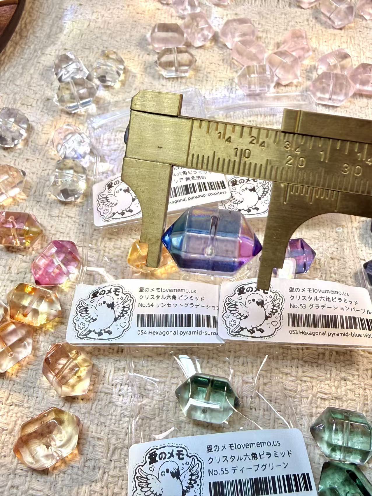 愛のメモ｜クリスタル六角ピラミッド｜1粒入り（全5色）ビーズ、材料セット、ペンダン、チャーム、ハンドメイド